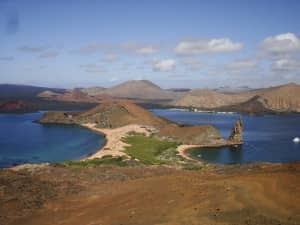 Sehenswürdigkeit auf den Galapagos-Inseln ist der Aussichtspunkt auf der Insel Bartolomé mit dem Wahrzeichen Pinnackle Rock