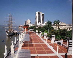 Die Uferpromenade (Malecón) in der Hafenstadt Guayaquil - die beste Reisezeit Ecuador und Galapagos-Inseln