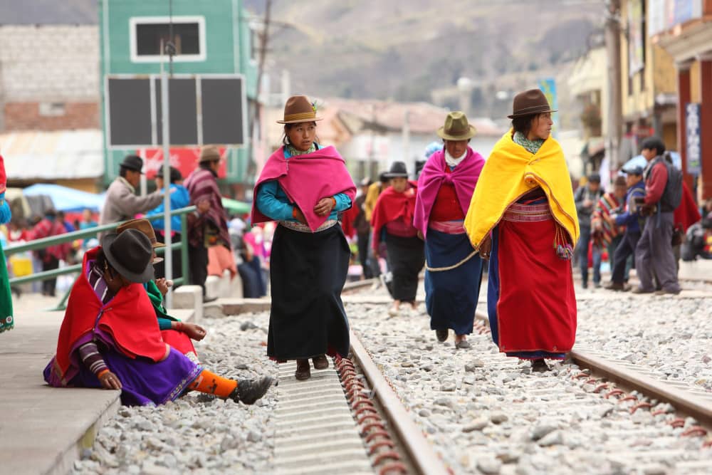 Farbenfrohe Kleidung der Andenbevölkerung - Bevölkerung aus den Anden - Kultur in Ecuador und Galapagos-Inseln